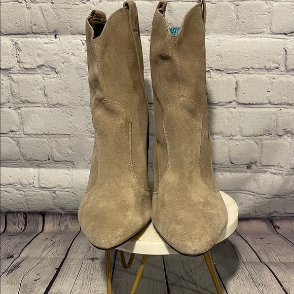 Marc Fisher Suede Heeled Boots in Taupe NWT no box Sz 10M - Picture 2 of 9